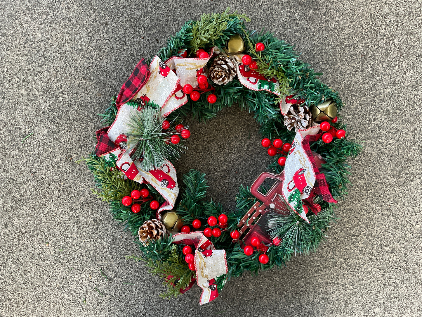 Adventskranz (rot mit pick up Truck design Element) im Winterwunderland Stil